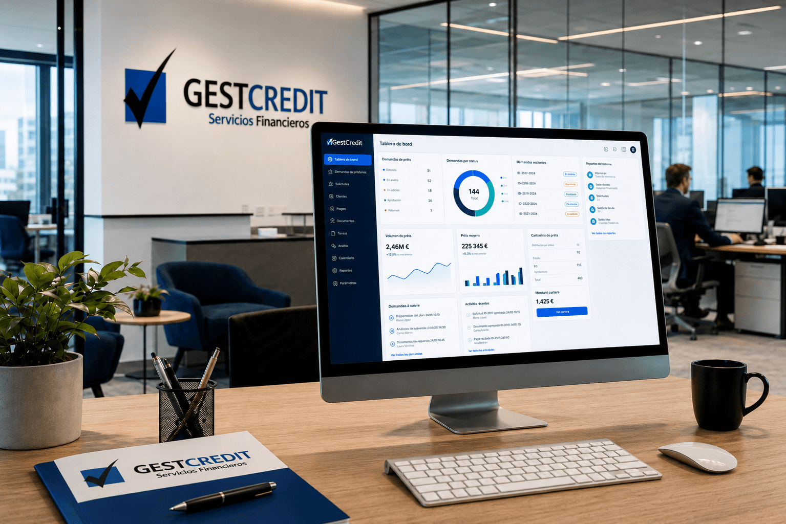 Oficina de GestCredit con un ordenador mostrando un software de gestión para brokers hipotecarios desarrollado por Grupo Gestyde.